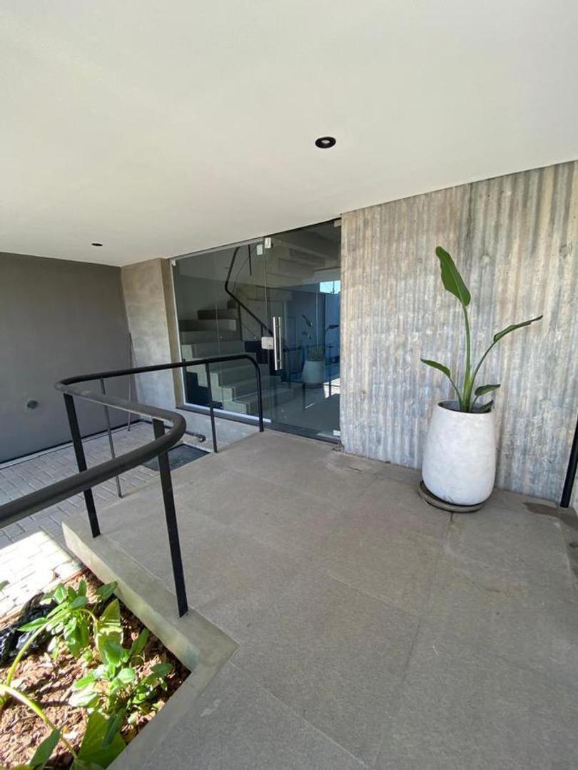 Av. Pte Peron 2200, Piso 1