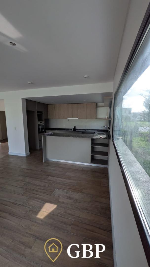 Casa en Alquiler con 2 cocheras