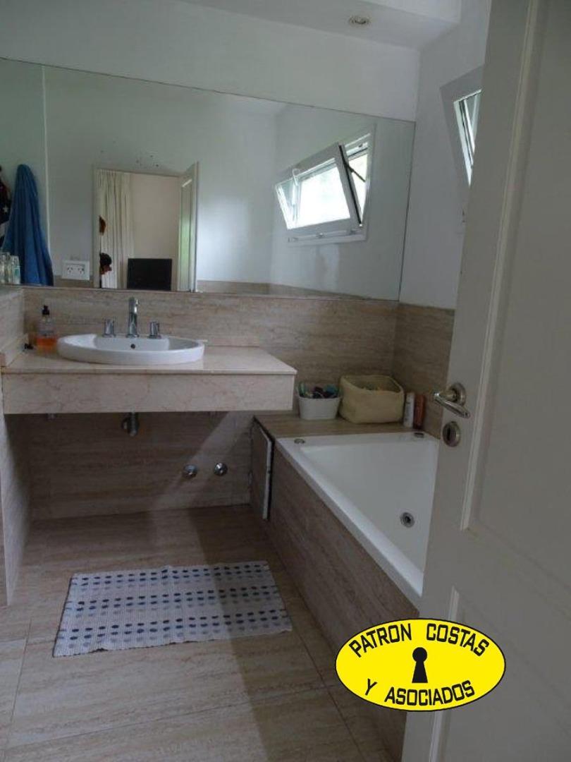 Casa 5 ambientes con 4 baños