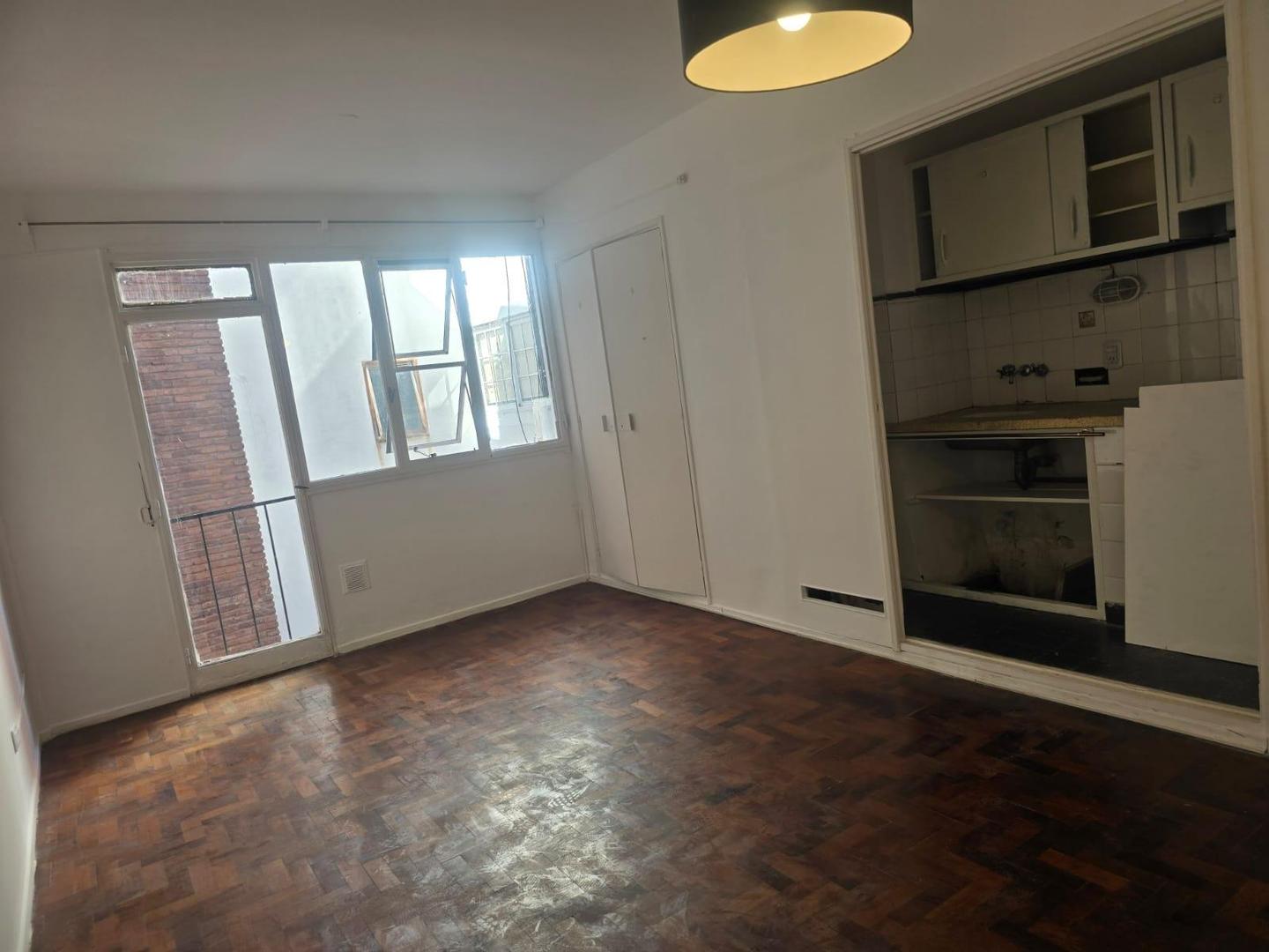 PARAGUAY Y AV. CORONEL DIAZ - CONTRAFRENTE 25 M2 BAÑO COMPLETO