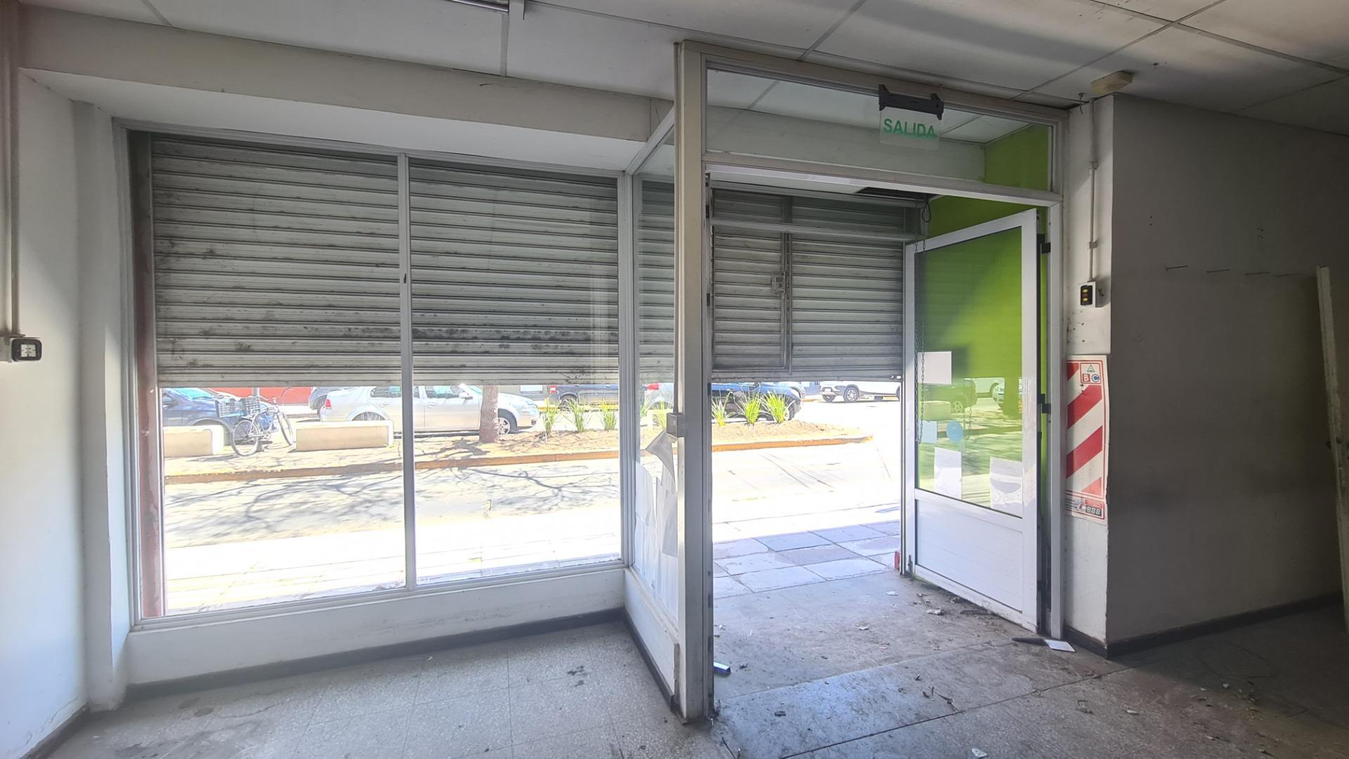 LOCAL comercial a solo media cuadra de Av. Maipu