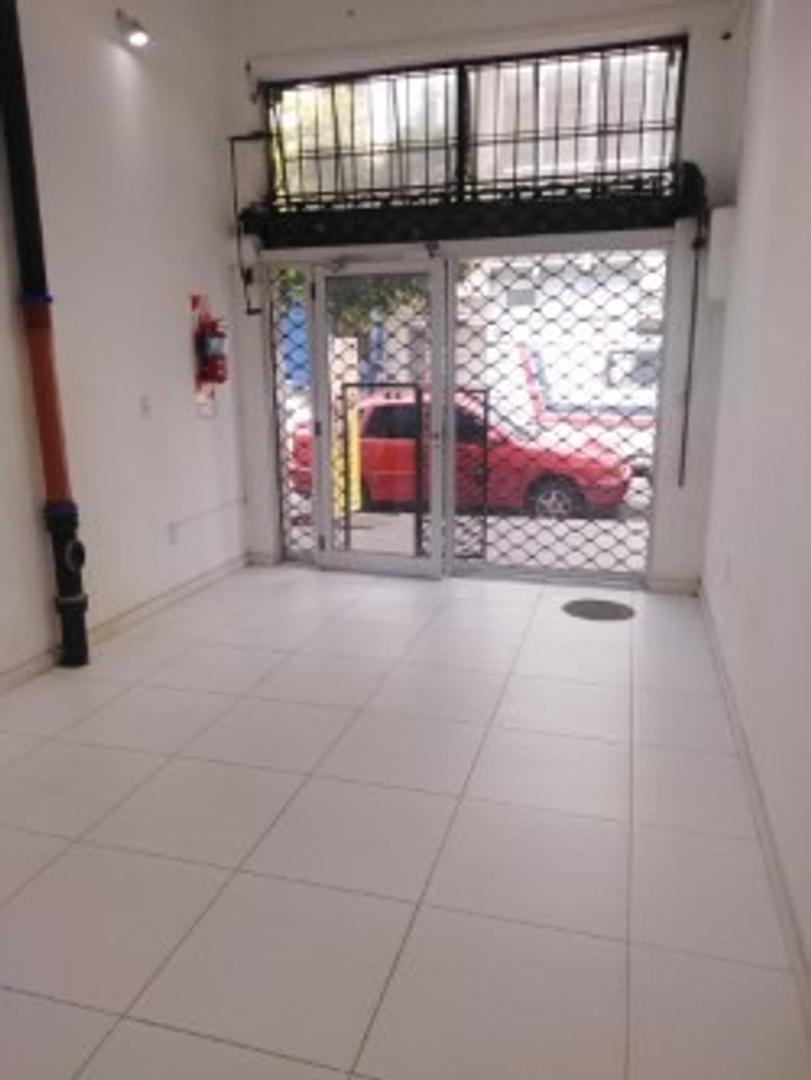 VENTA  LOCAL  AL FRENTE . ECUADOR 400