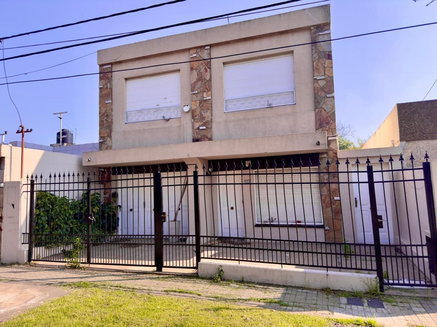 Los Aromos 300, Baigorria, casa 3 dormitorios + departamento