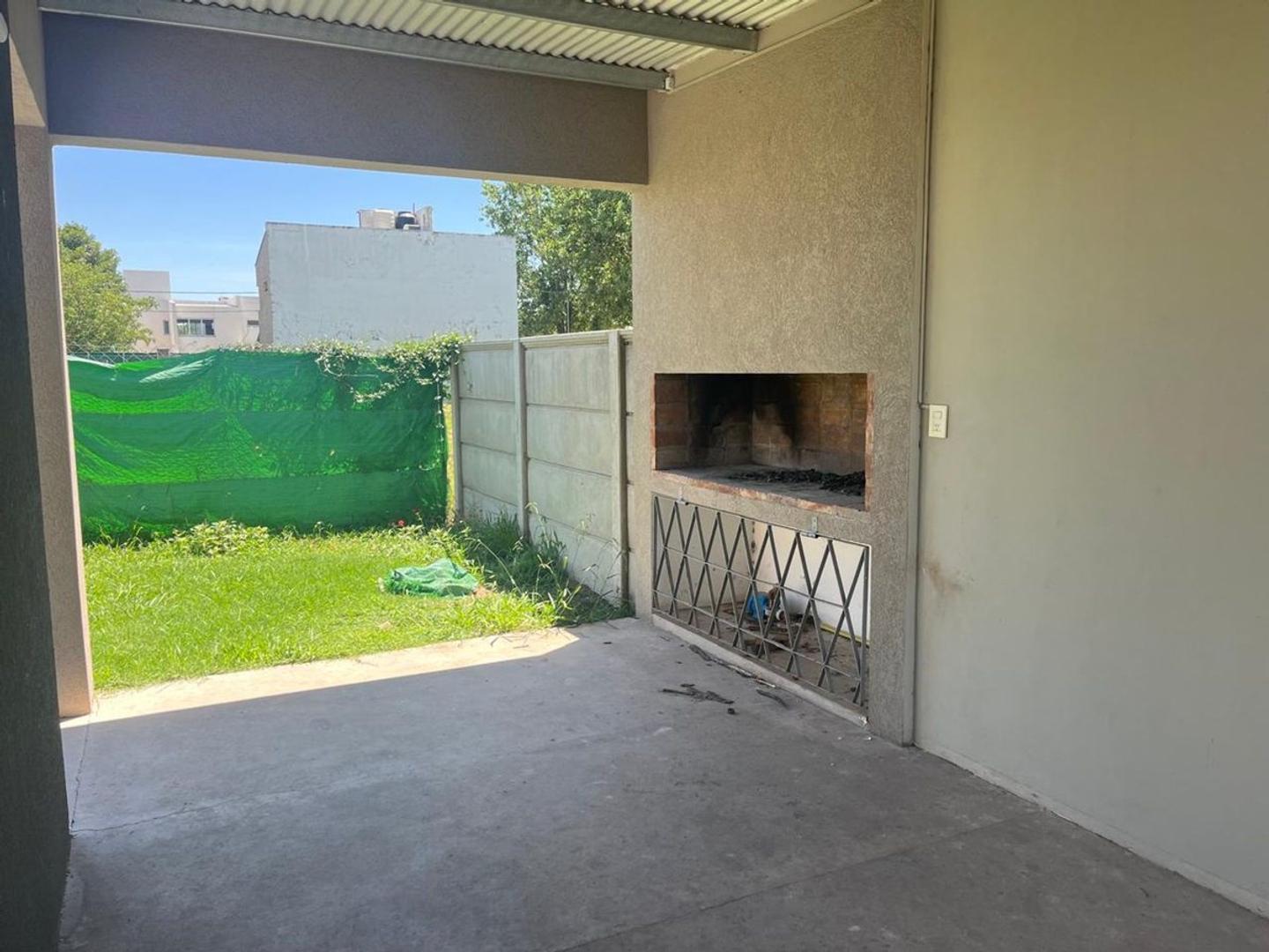 Casa en Alquiler con 1 cochera