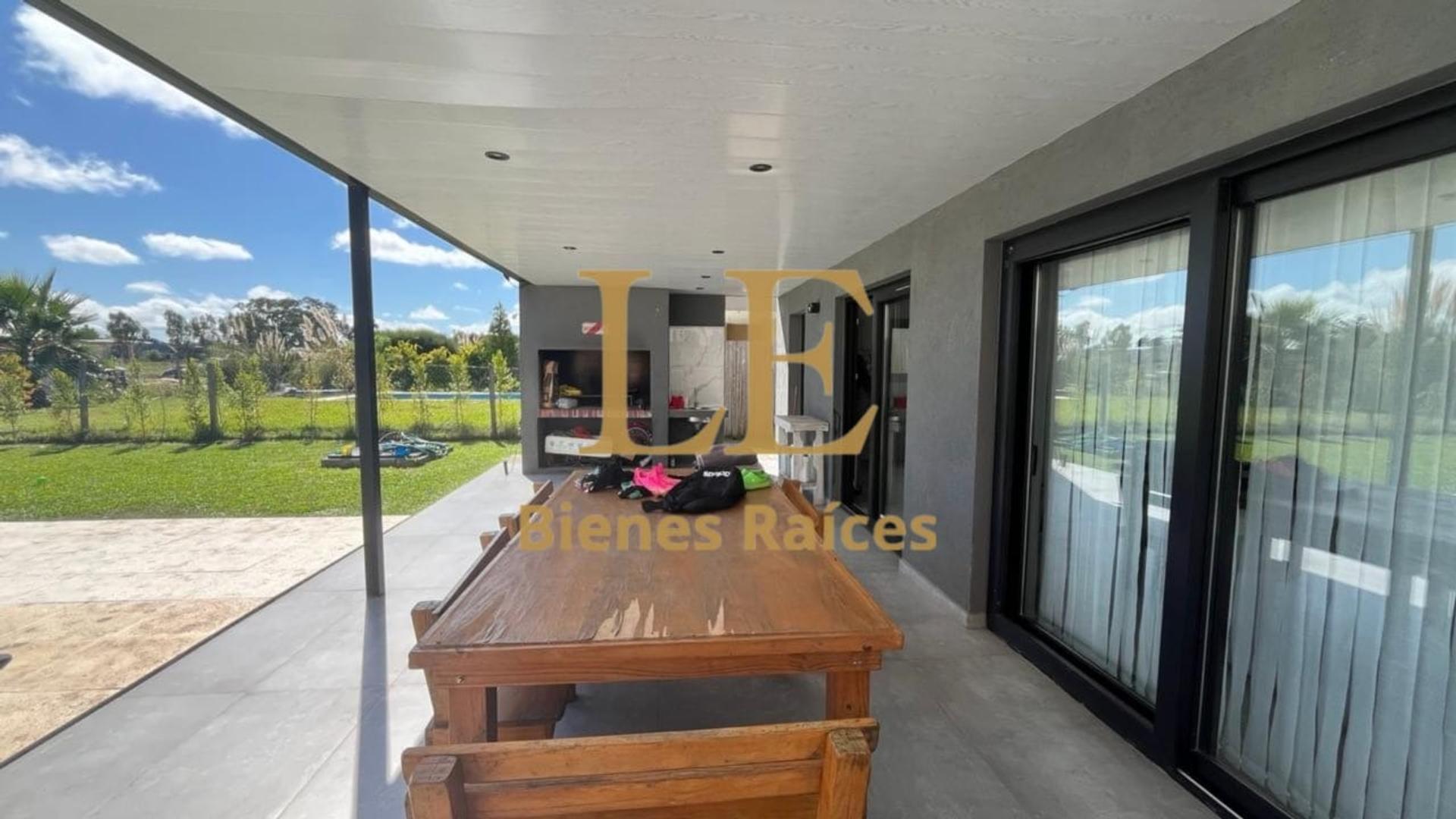 Casa en Venta con 4 cocheras