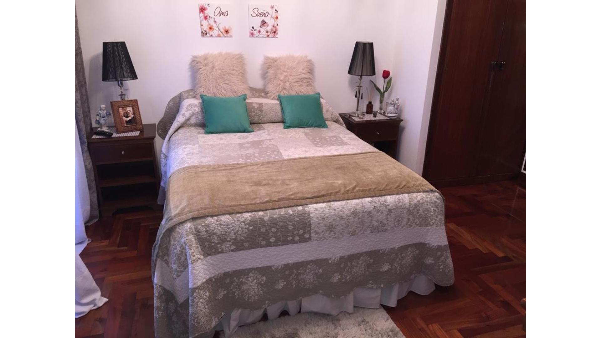 Excelente casa de 4 plantas con 3 dormitorios, quincho y coc