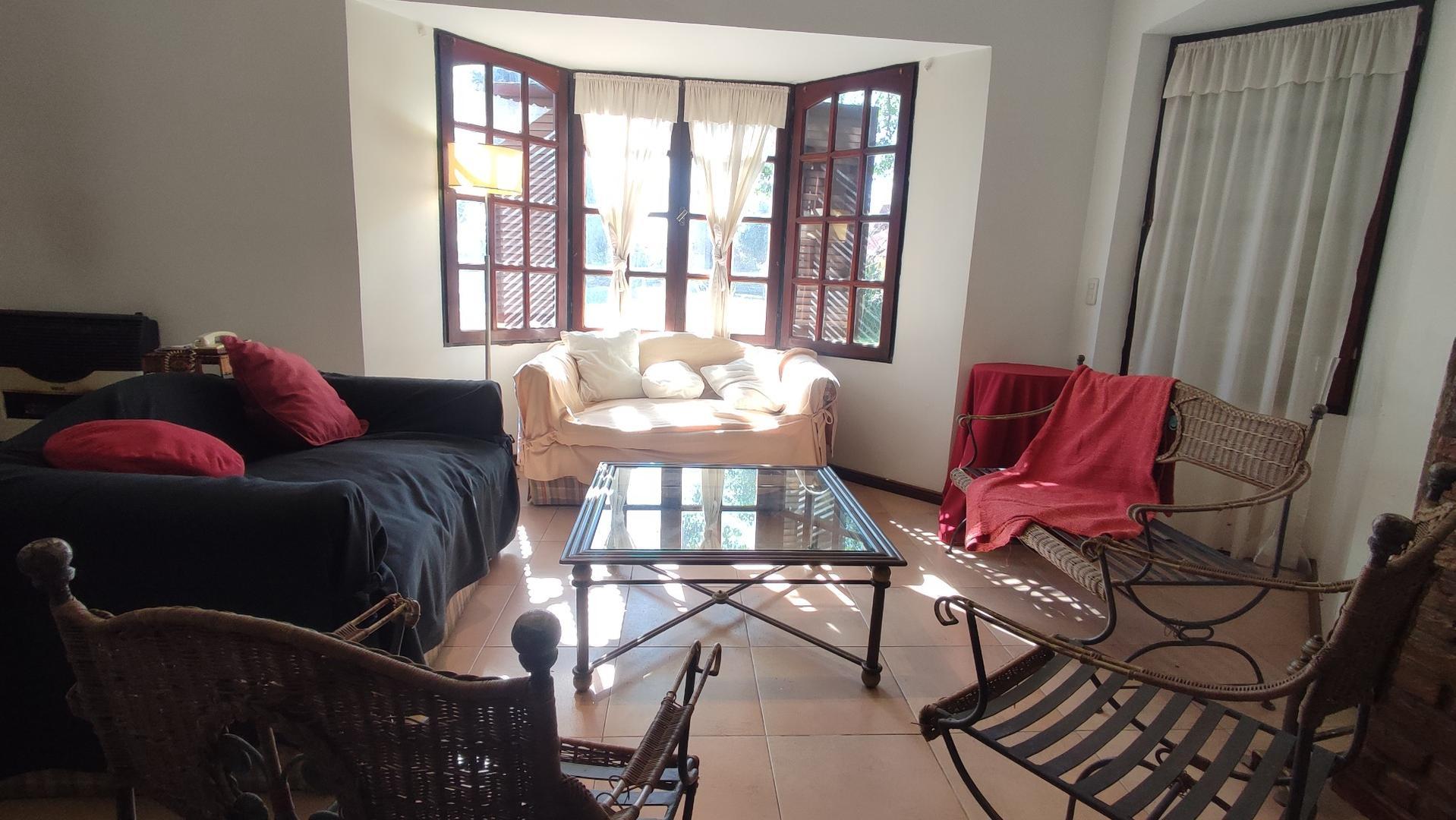 Casa en Alquiler con 3 cocheras