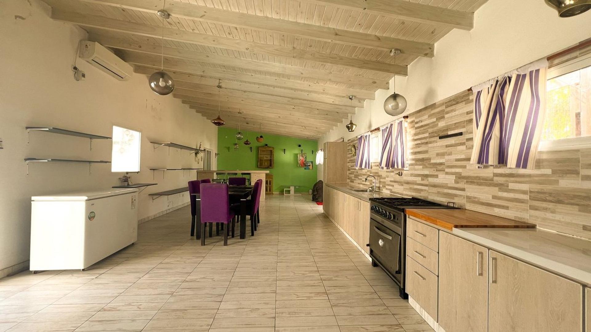 VENTA CASA EN LA CALETA CON PISCINA Y QUINCHO