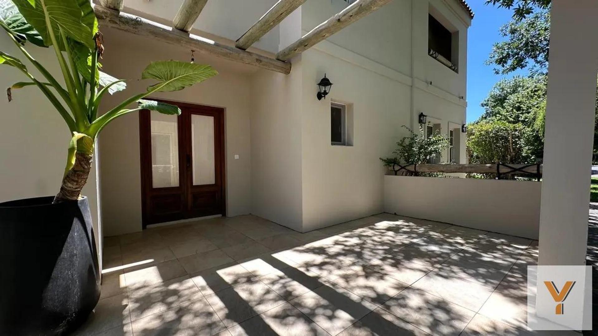 Casa en venta - 5 Dormitorios 4 Baños - Pilar