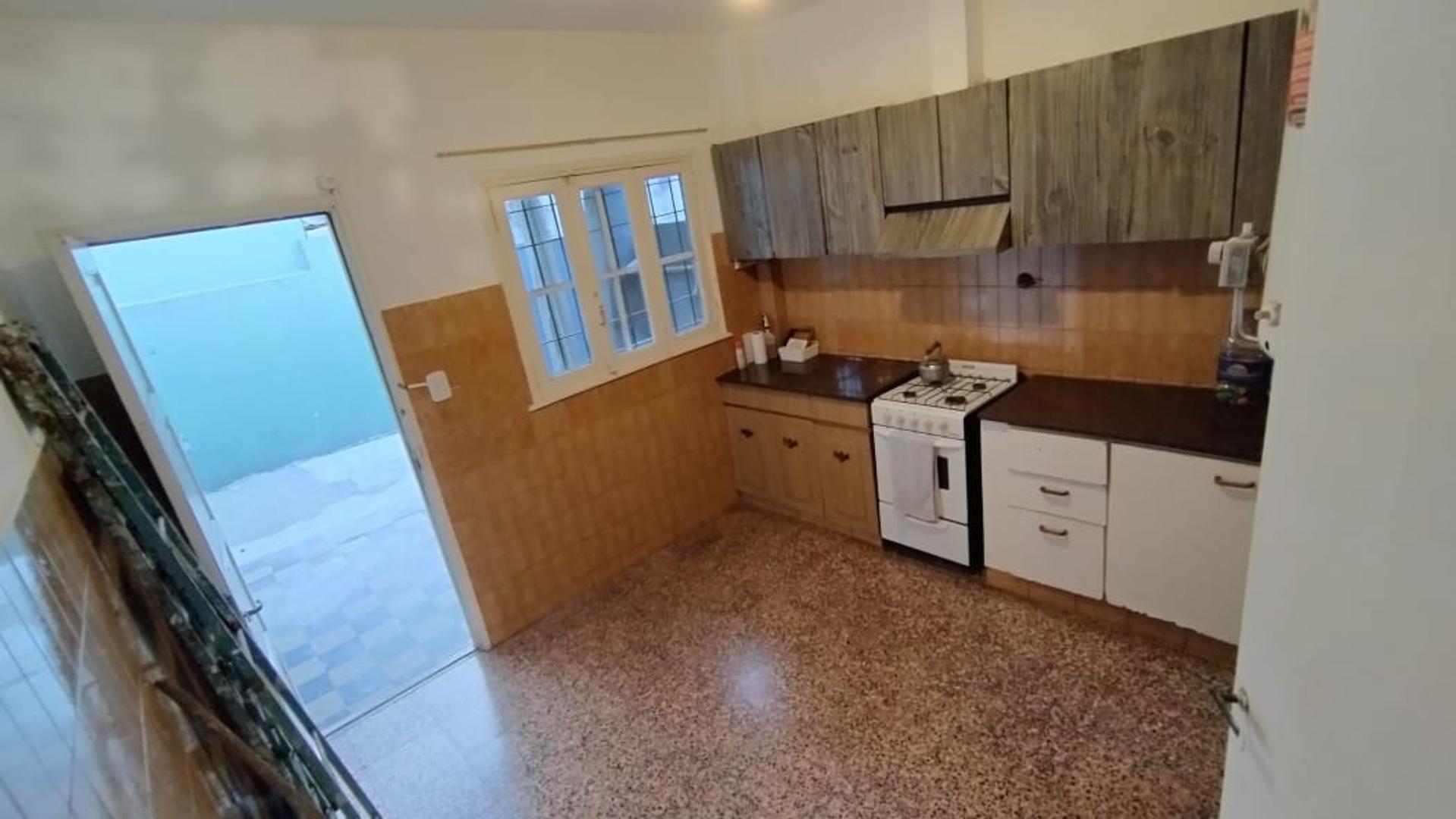 ALQUILER EXCELENTE PH NO PAGA EXPENSAS :: 3 AMBIENTES ::