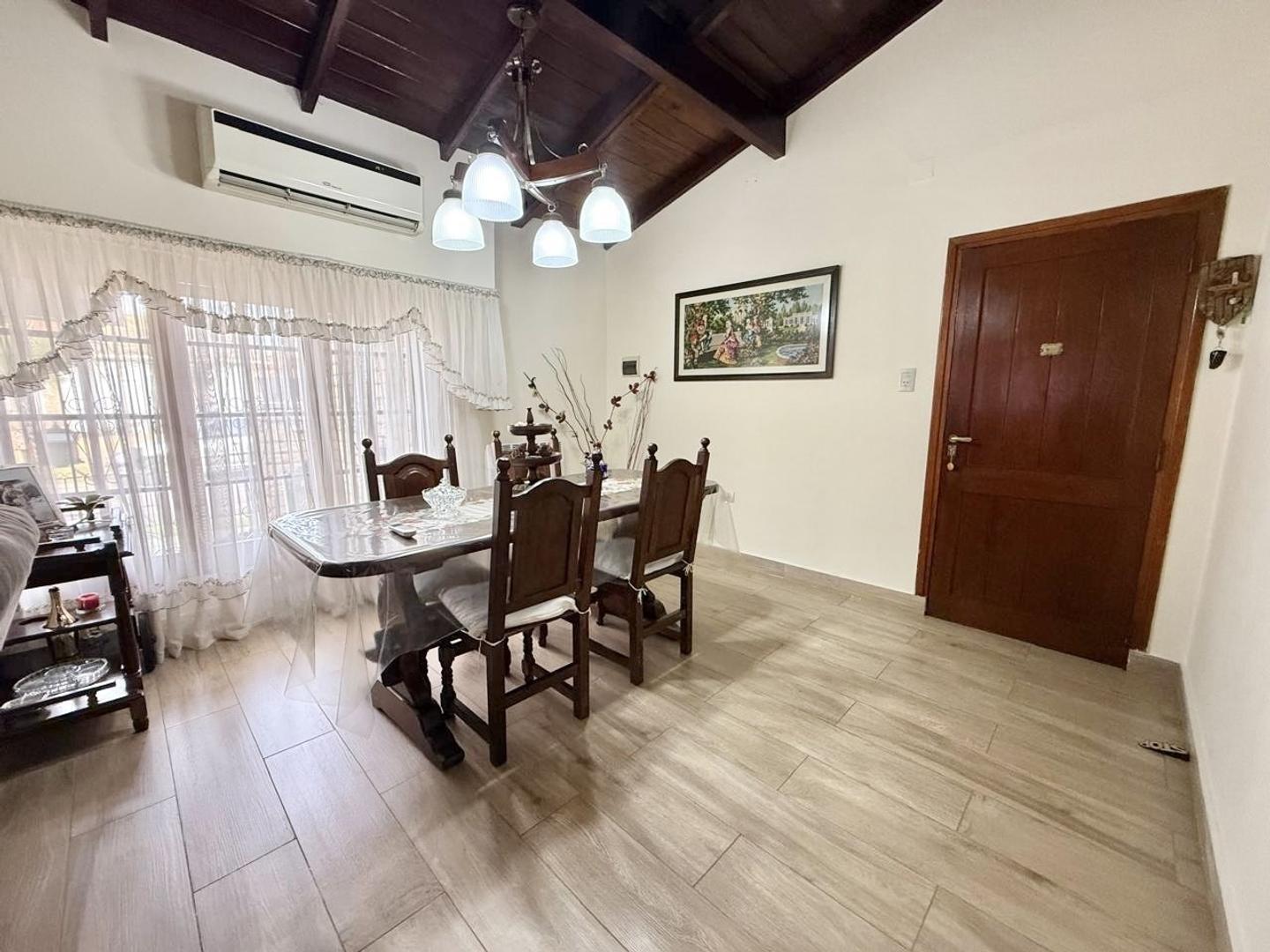 Chalet 3 ambientes en excelente estado.