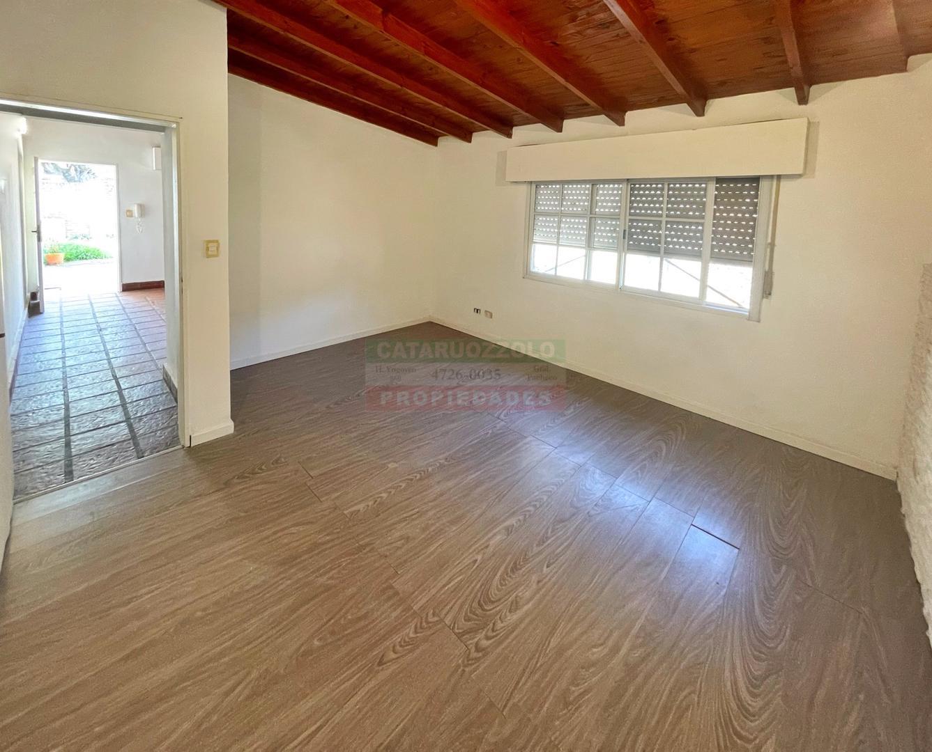 Casa en alquiler en El Talar 2 dormitorios, jardín y cochera