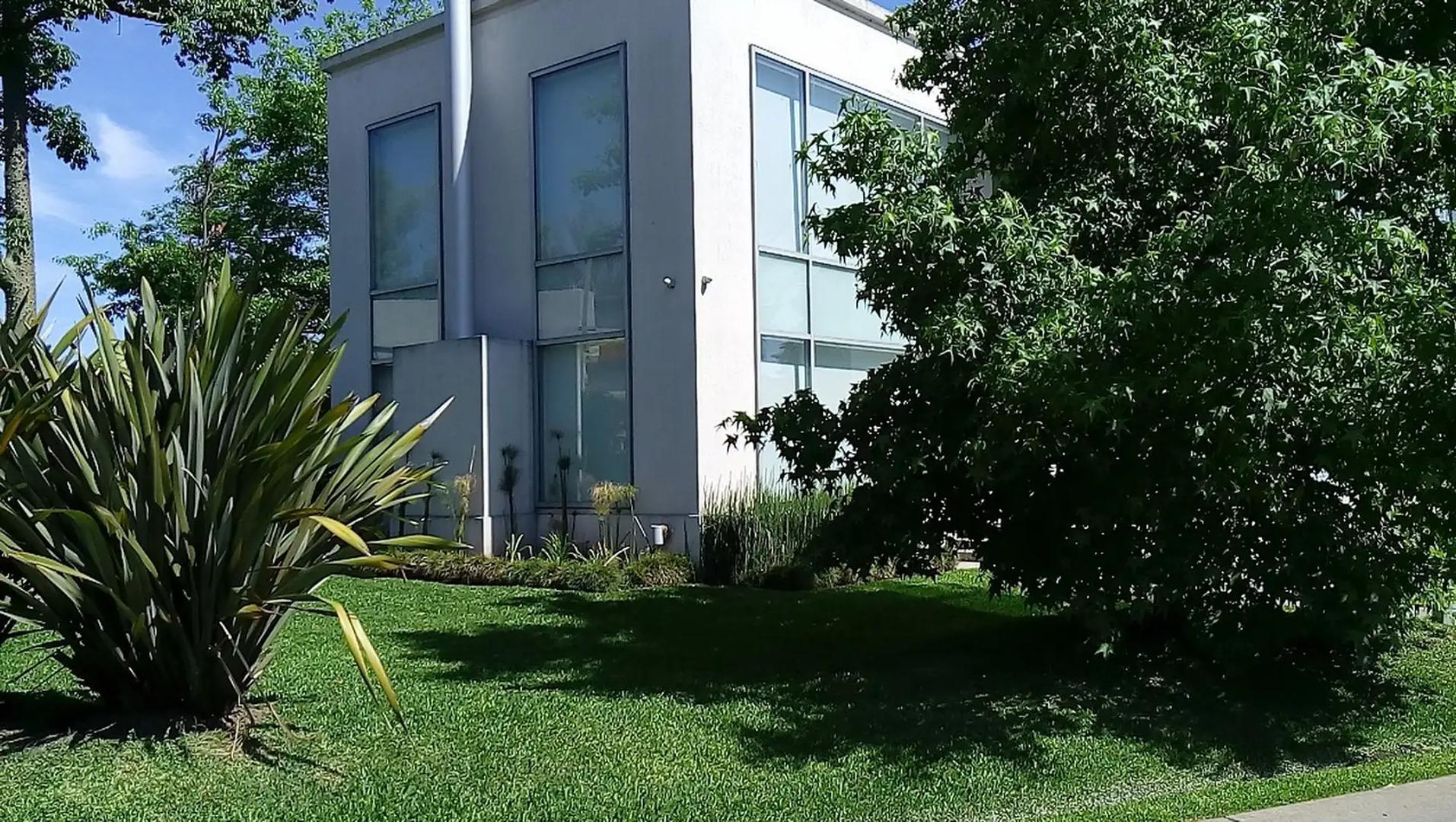 Impecable propiedad estilo racionalista en barrio privado –