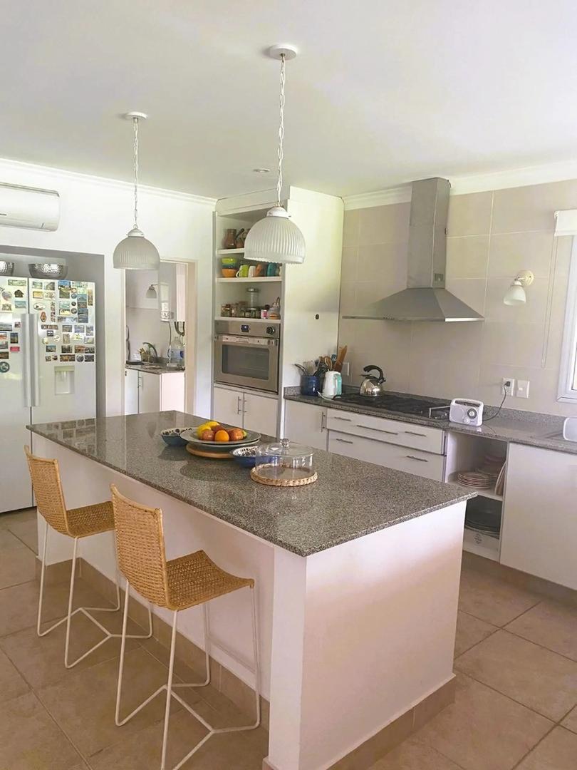 Casa 5 ambientes con 3 baños