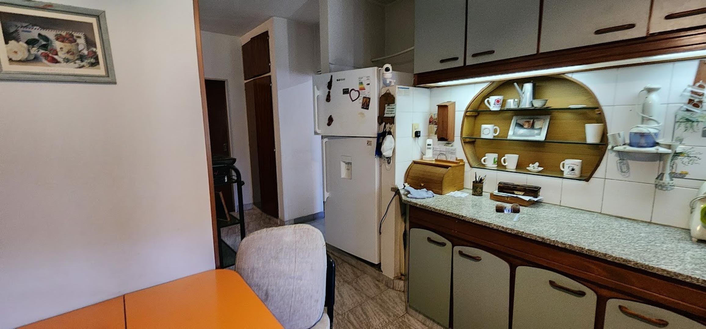 Casa de 4 ambientes con garaje pasante varios autos, quincho