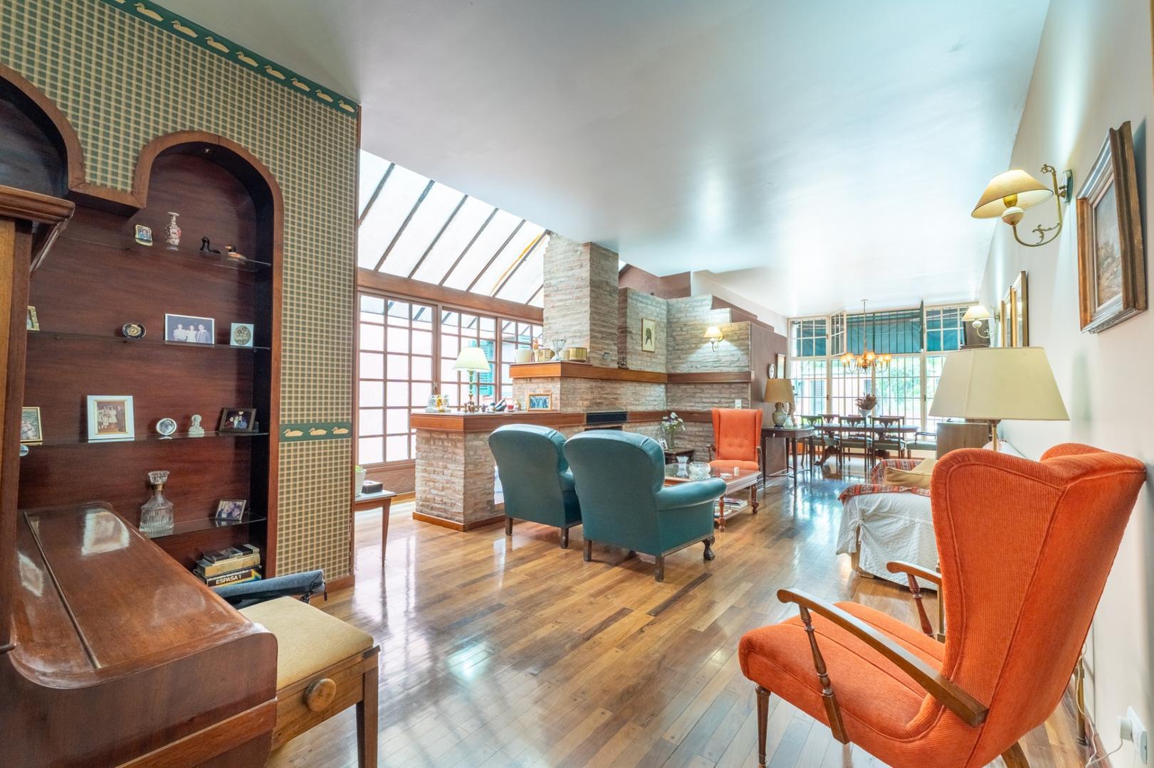 Casa en Venta con 3 cocheras