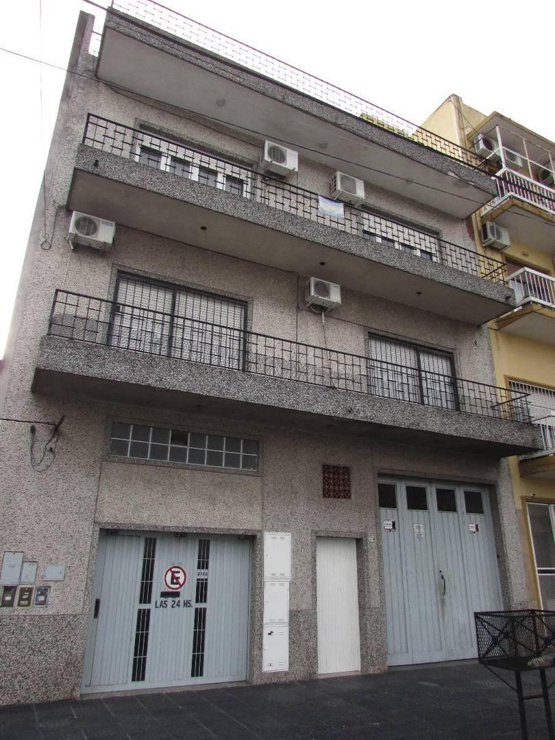 DPTO 3 AMB. AL FRENTE. CON QUINCHO Y TERRAZA. EXCELENTE ESTA