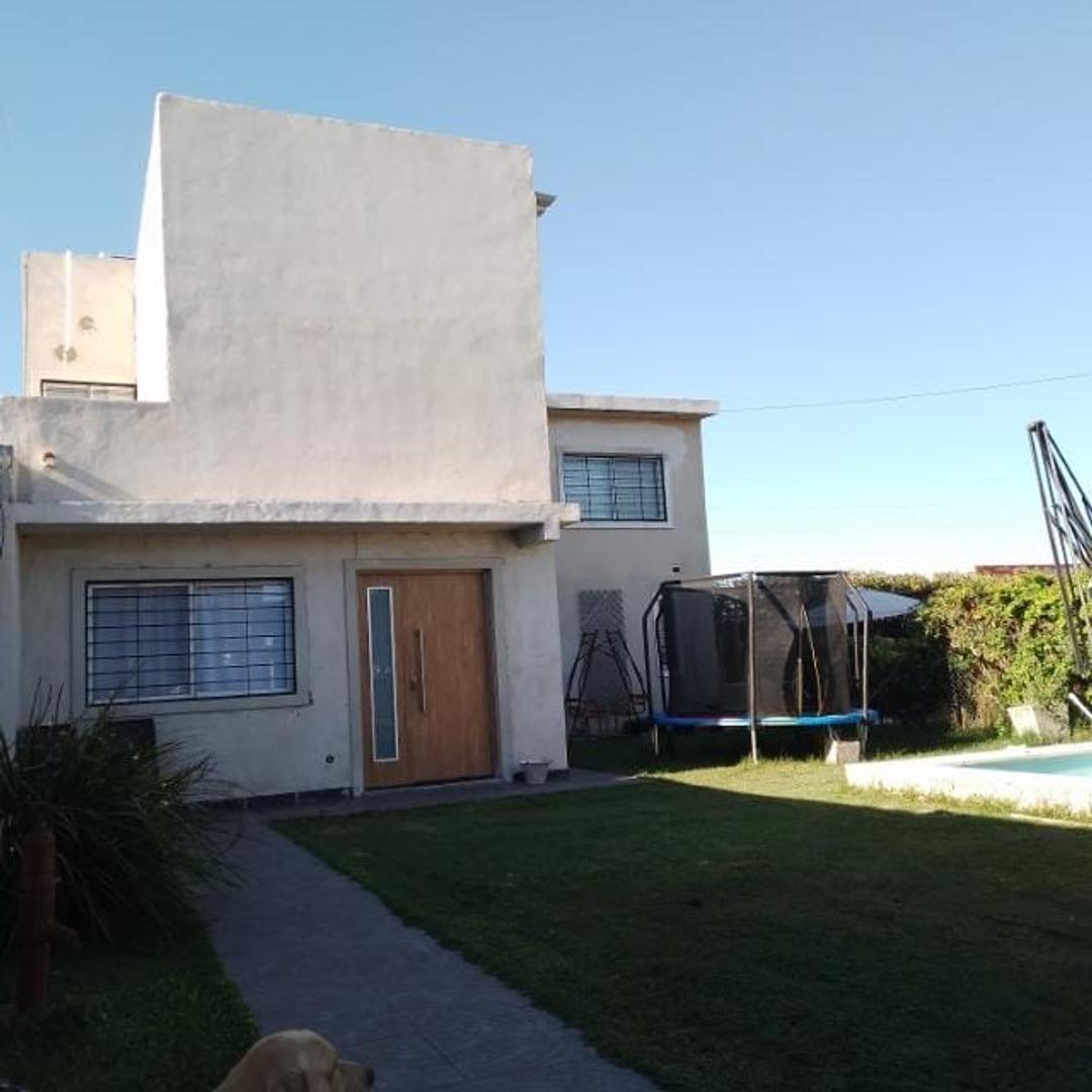Casa 4 ambientes con 2 baños