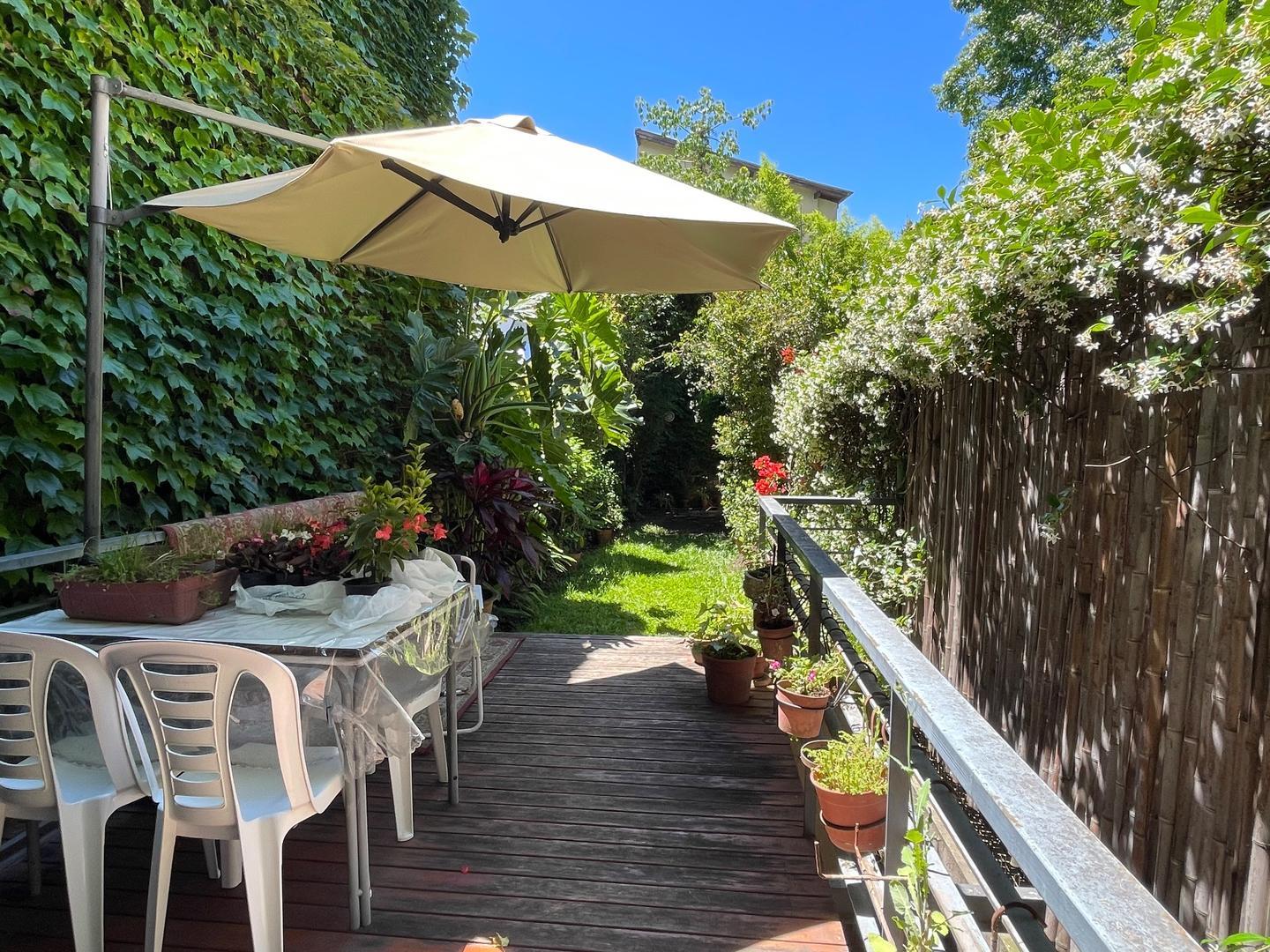 Triplex con Jardín y patio en San isidro