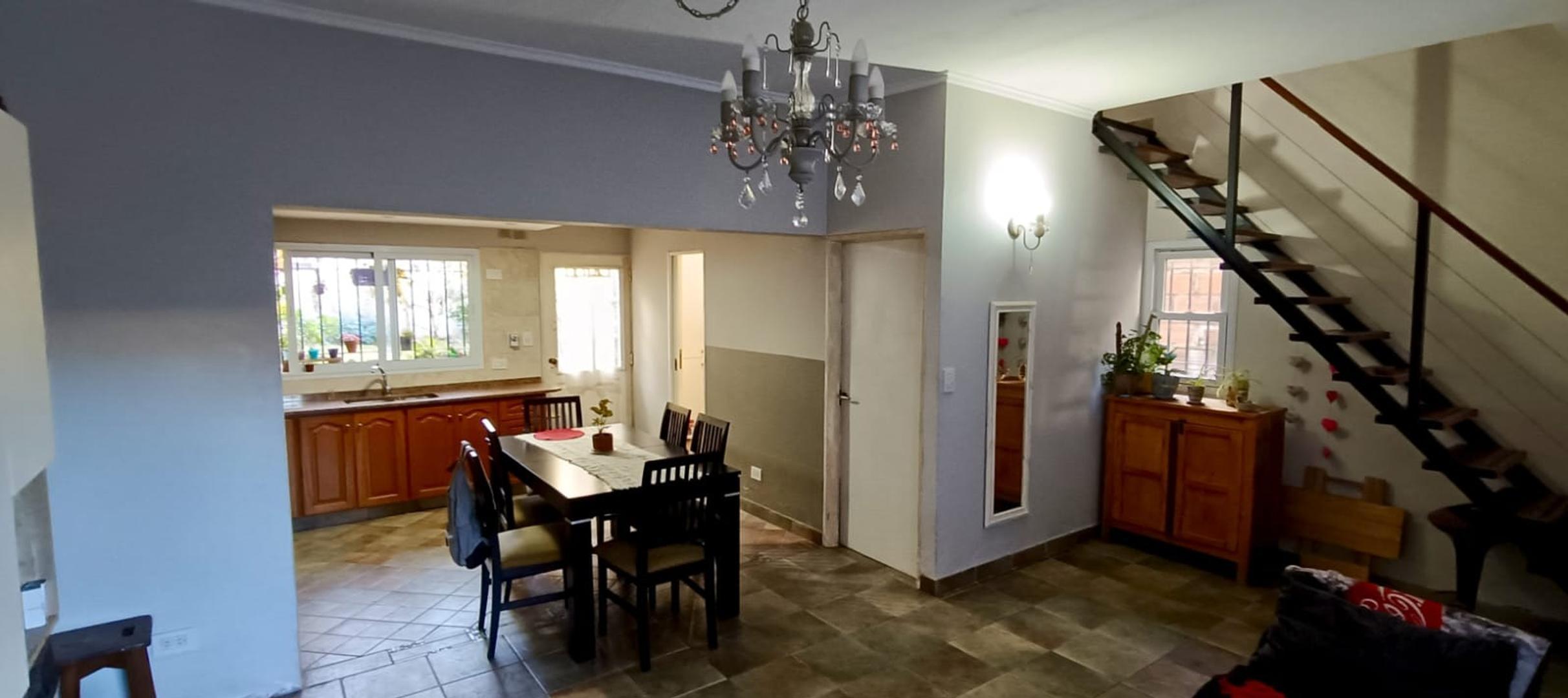 Casa 4 ambientes con 2 baños