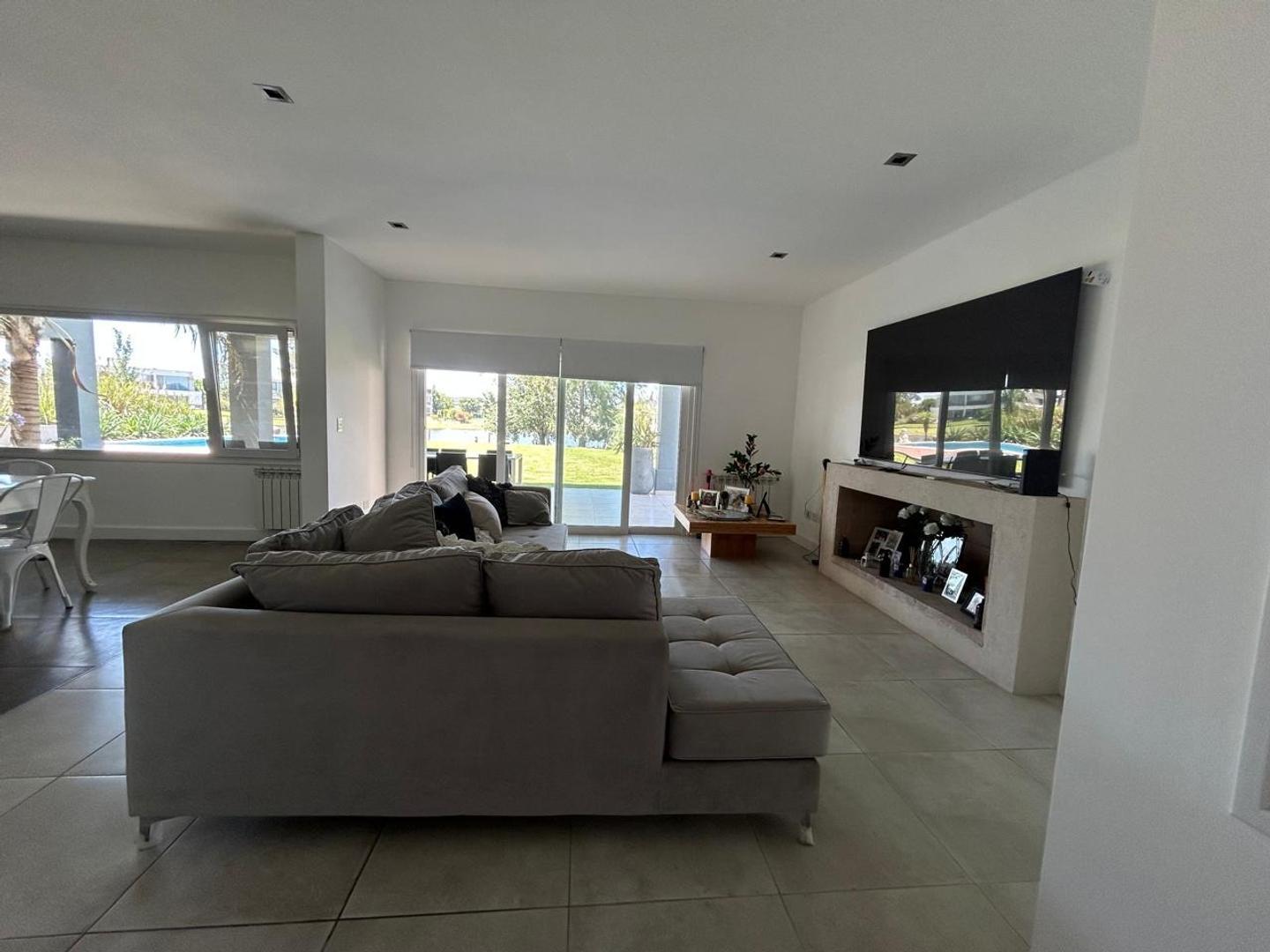 Casa en Venta con 7 cocheras