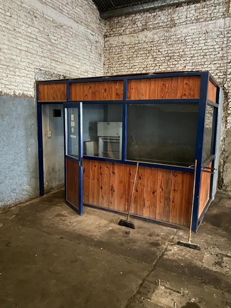 Galpon con amplio porton de ingreso a mts de Av Antartida 