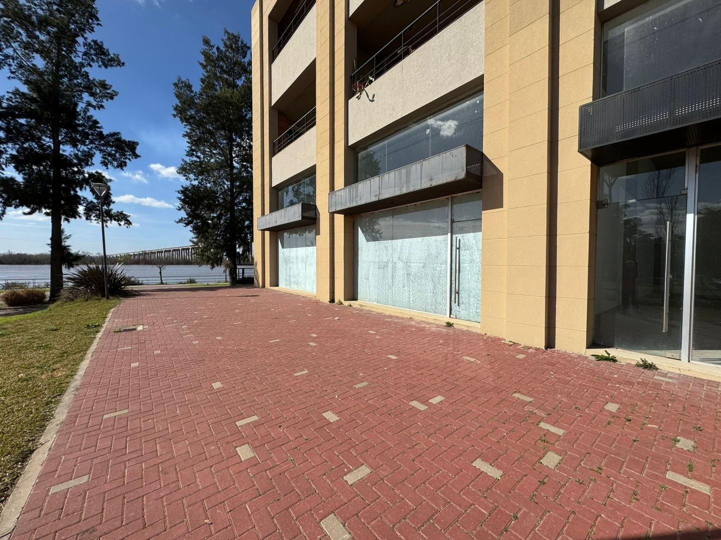 Local con vista lateral al río