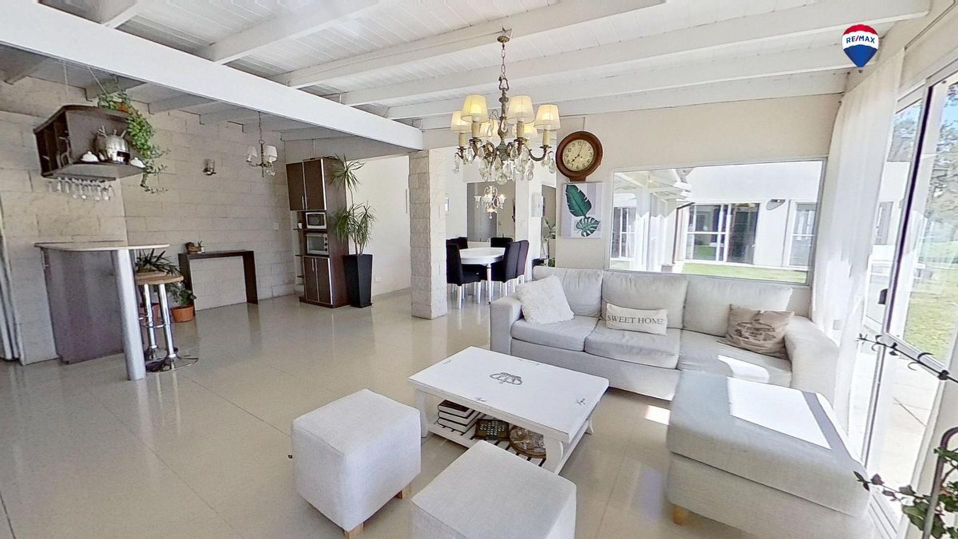 Casa en Venta con 3 cocheras