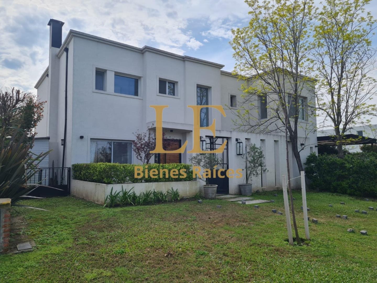 Casa 5 ambientes con 4 baños