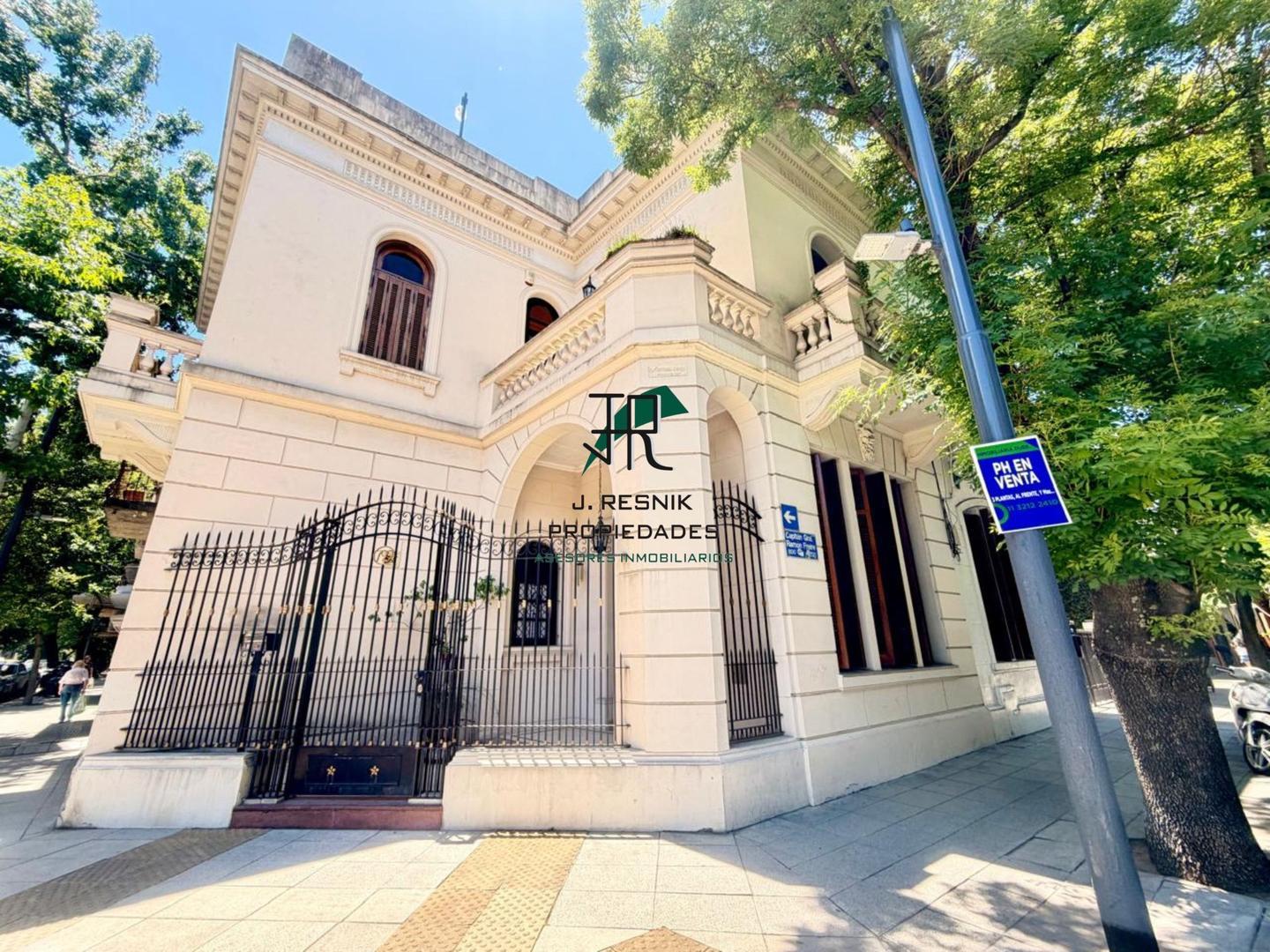CASA DE ESTILO 4 DORMITORIOS. COCHERA Y TERRAZA