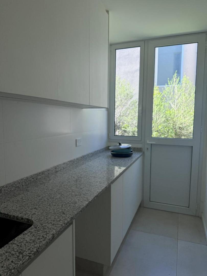 Casa en Alquiler con 4 cocheras