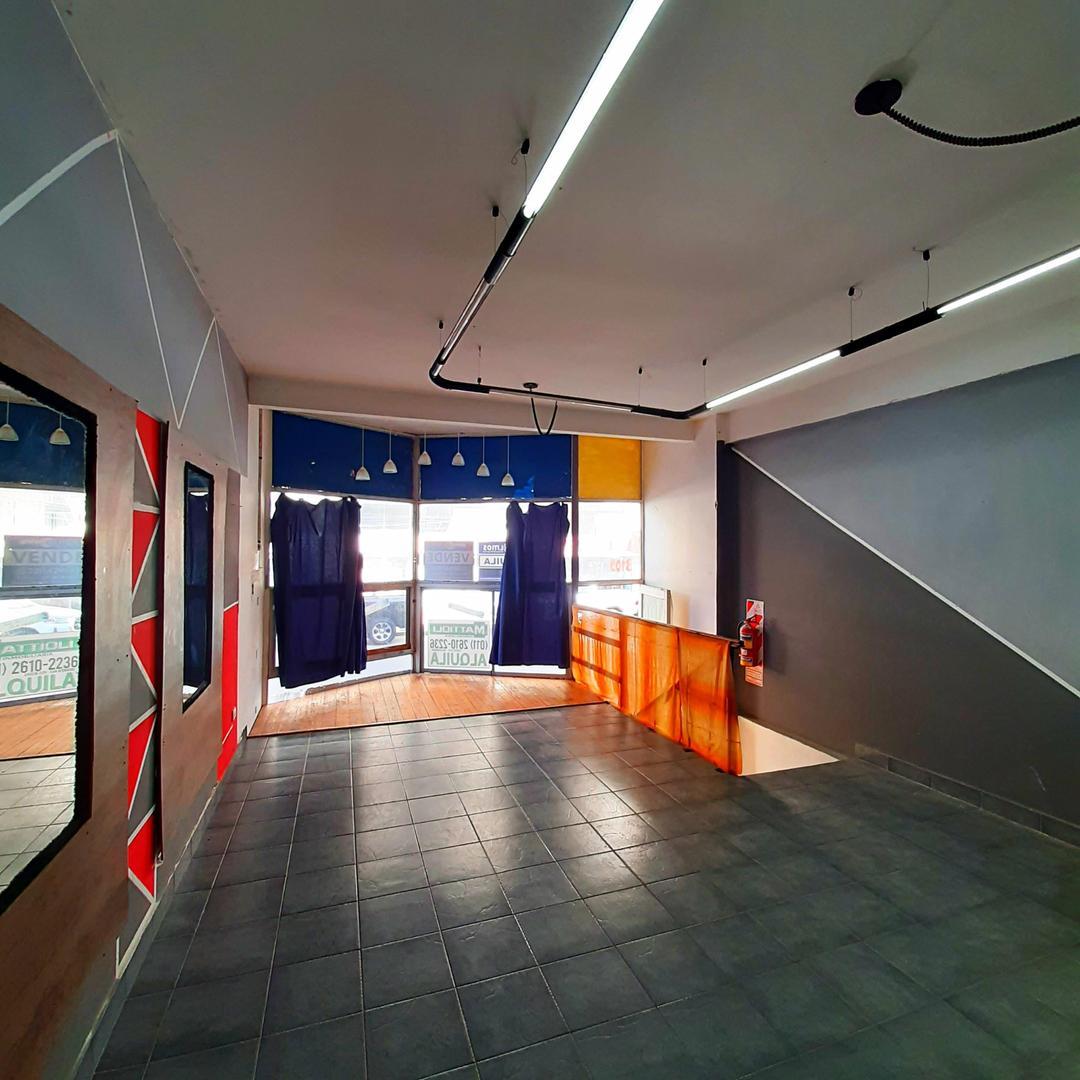 Local 45 mts, a la calle.