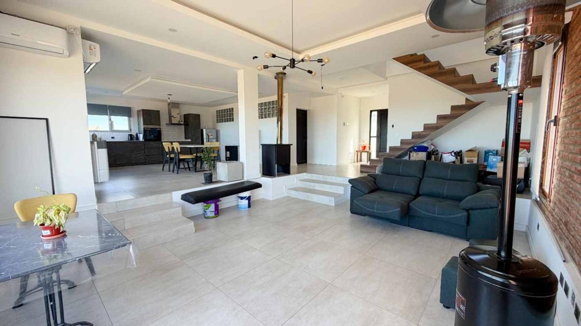 Casa 4 ambientes con 2 baños