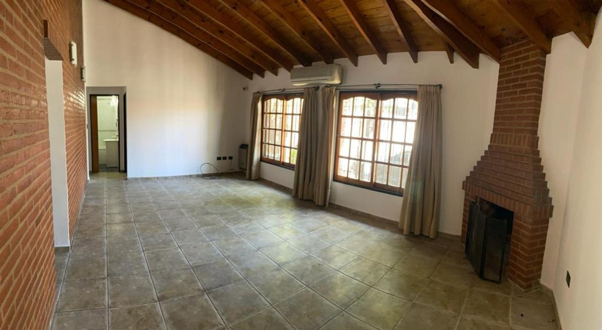 Casa 4 ambientes con 2 baños