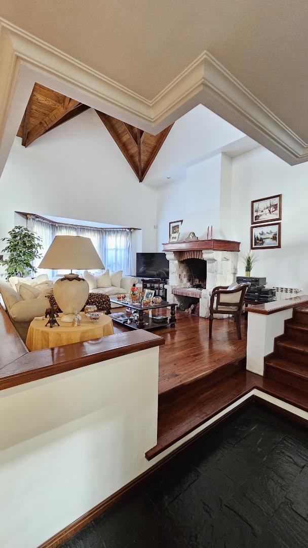 CHALET DE CATEGORIA  4 AMB. 300 M2. - PARQUE LURO