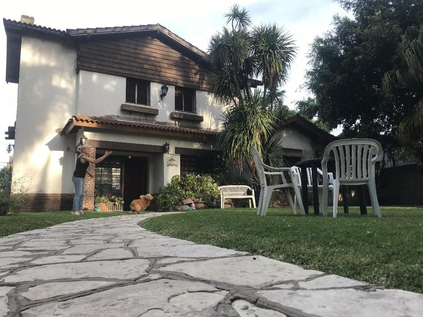 Casa en Venta con 2 cocheras
