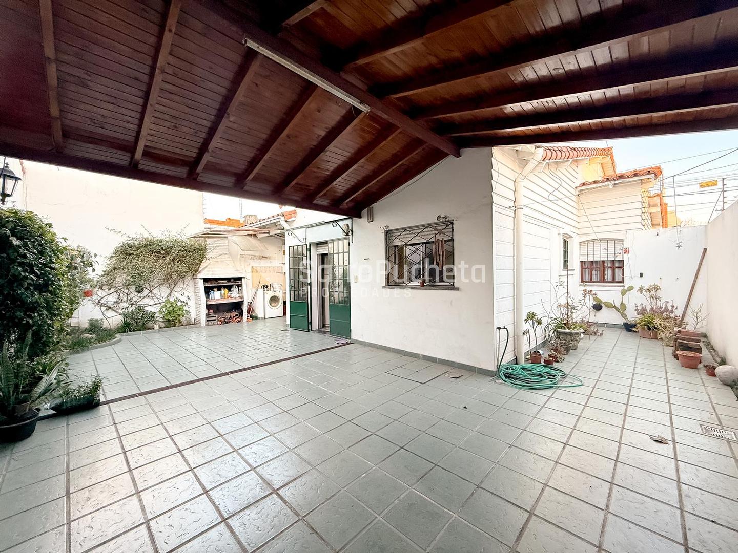 Casa 4 ambientes con 2 baños