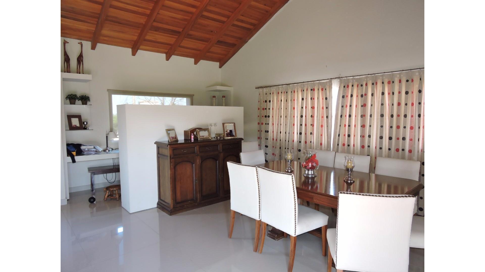 Casa 4 ambientes con 2 baños