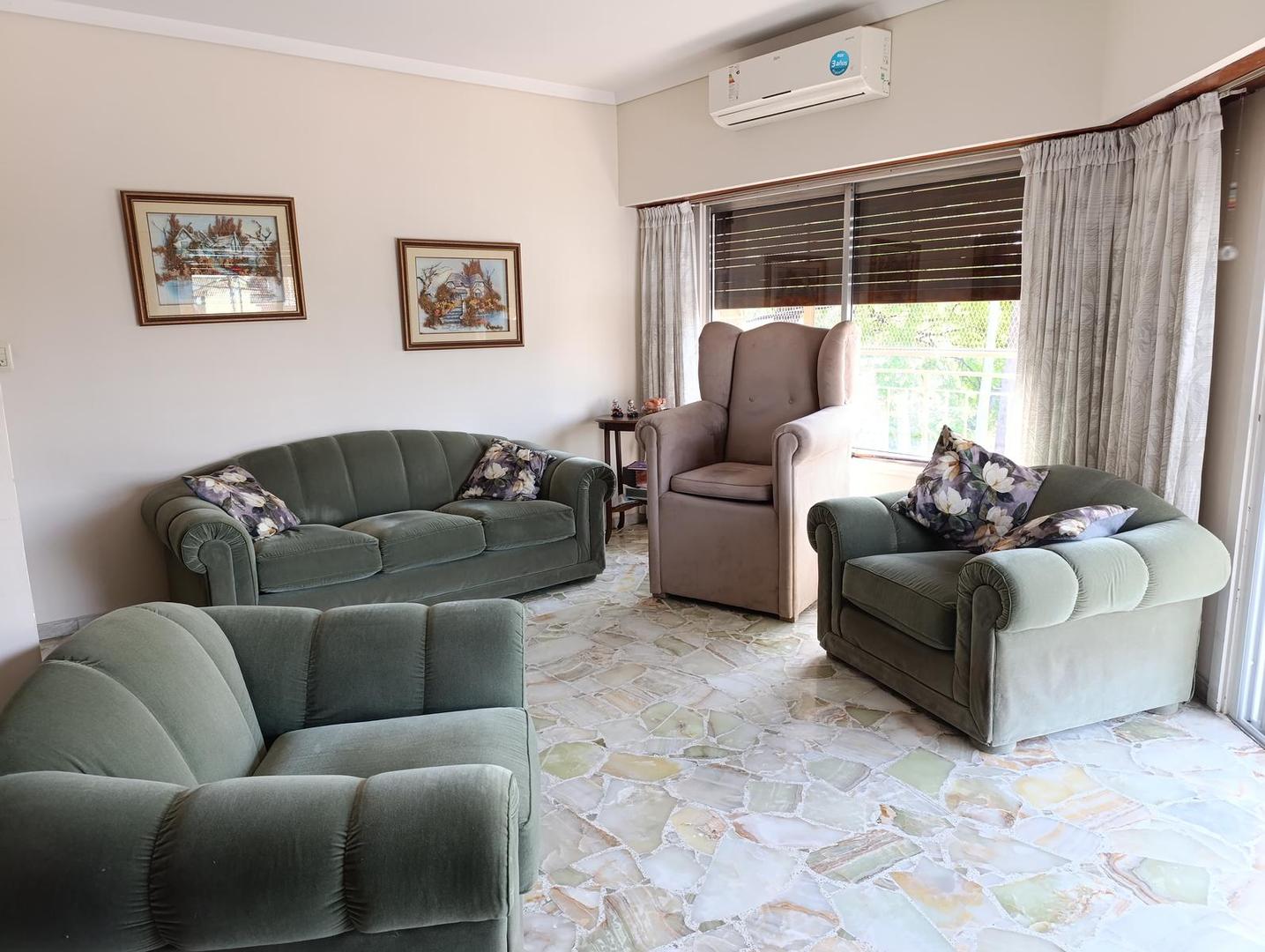 Casa en Venta con 2 cocheras