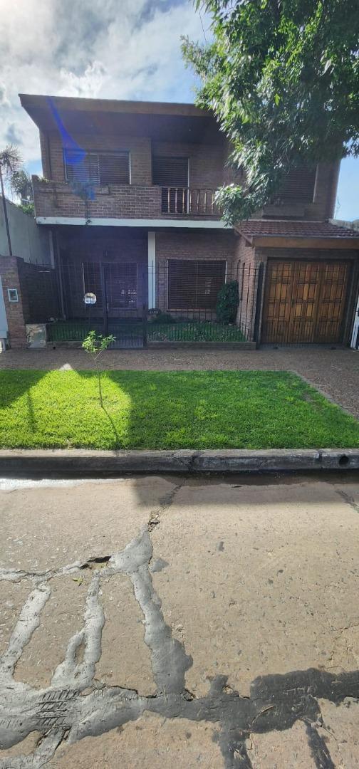 EXCELENTE PROPIEDAD DE 5 AMBIENTES CON FONDO Y PILETA