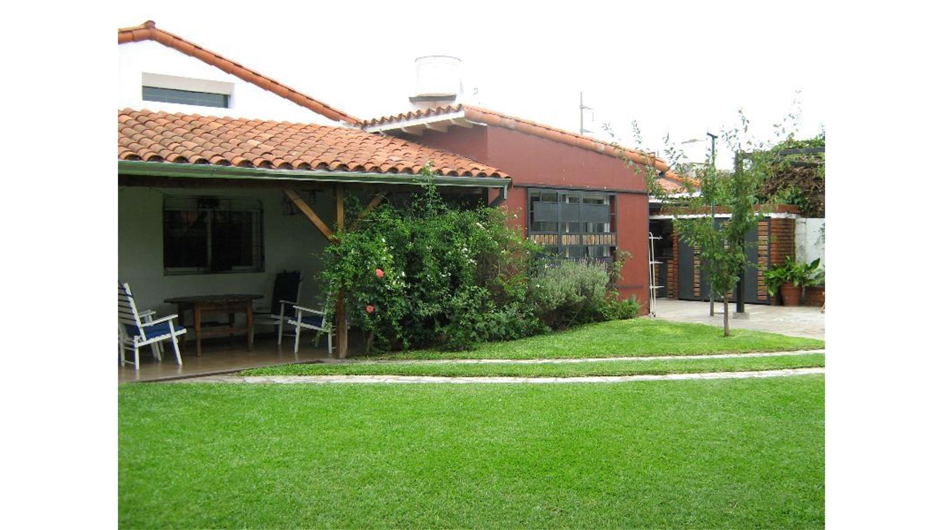 Casa sobre 2 lotes, 3 dormitorios, parque y pileta.