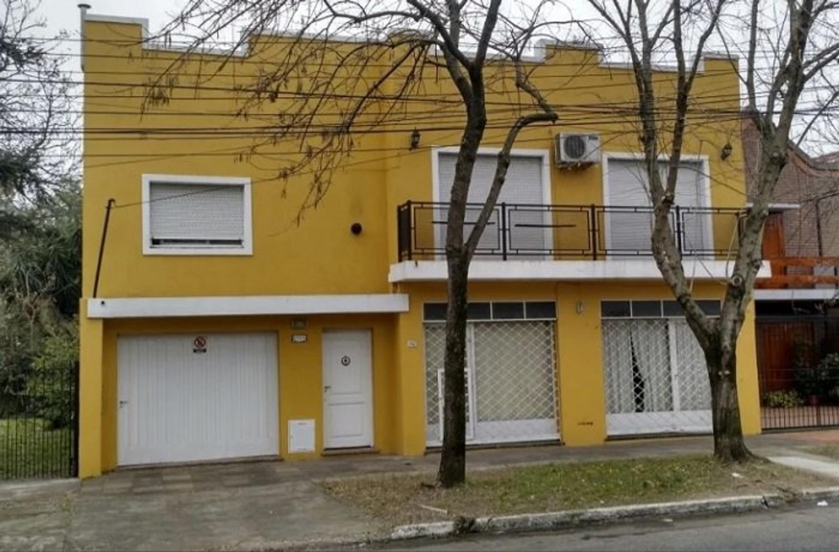 VENTA DE CASA CON LOCALES EN ZONA RESIDENCIAL DE MERLO