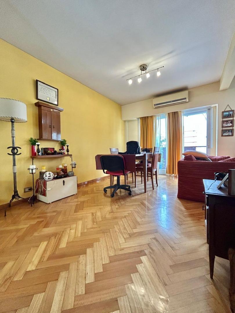 Hermoso semipiso 2 amb FRENTE y CFTE. 2 Balcones