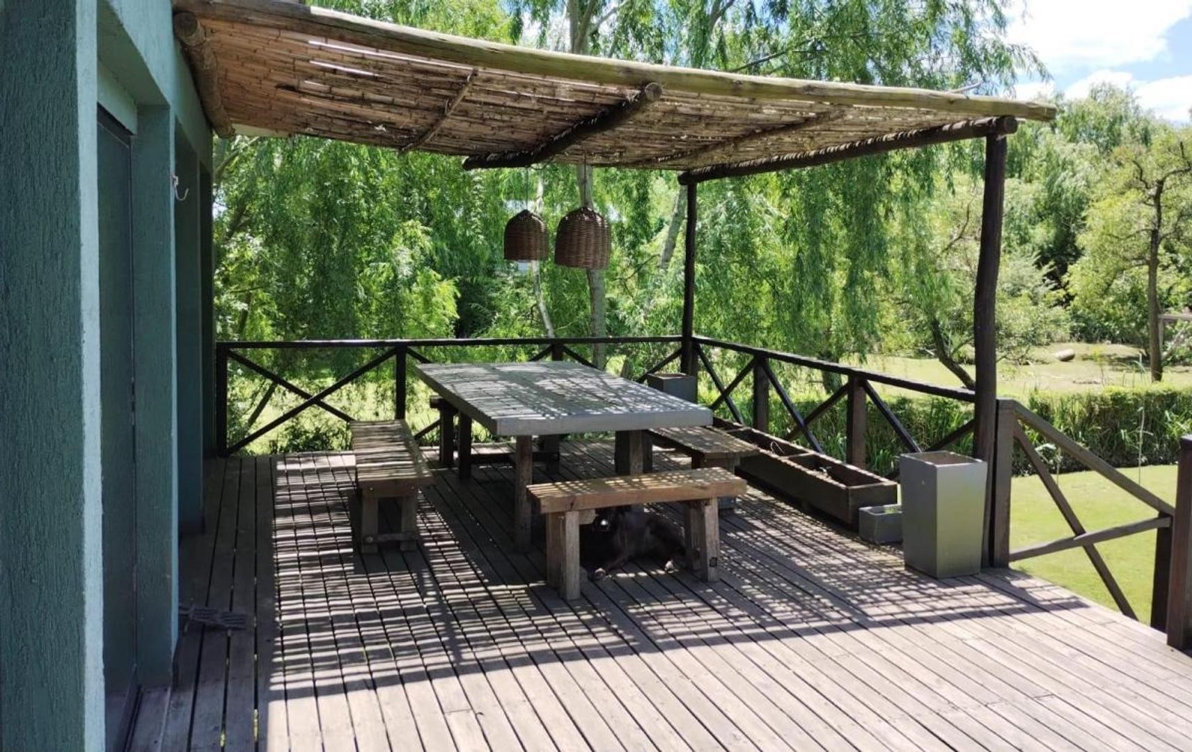 Casa 4 ambientes con 2 baños