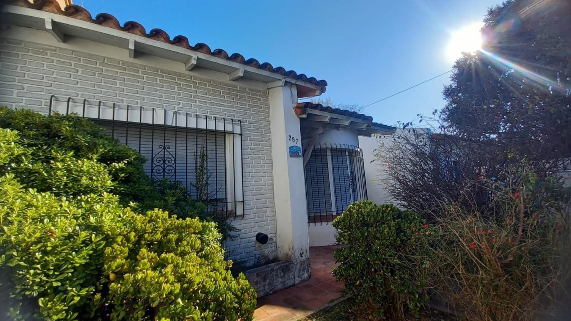 Venta chalet de 3 ambientes con espacio libre en Glew