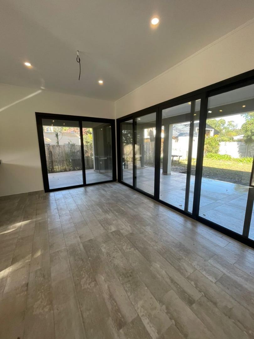 CASA EN VENTA EN BARRIO CON PORTÓN