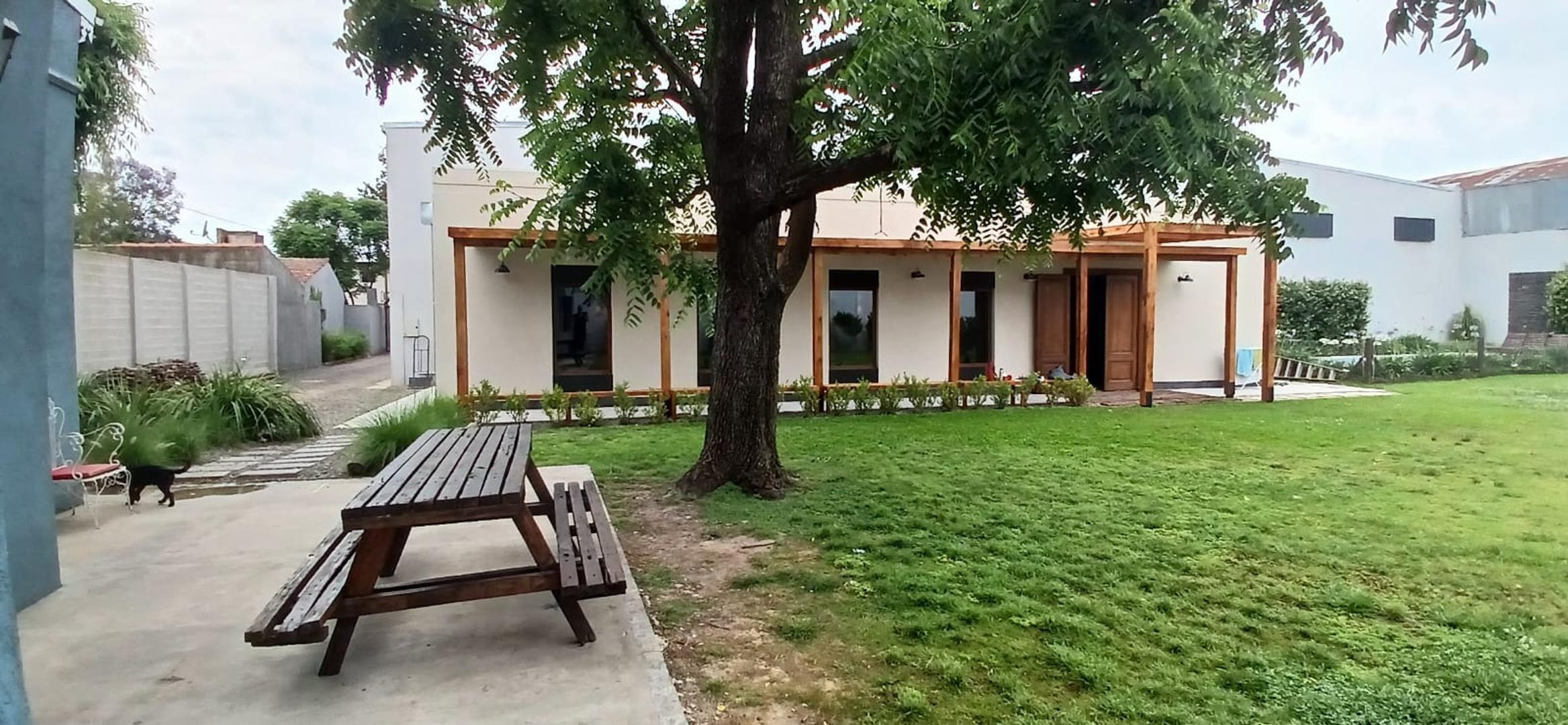 Salon De Eventos En Pilar Calle Los Jazmines