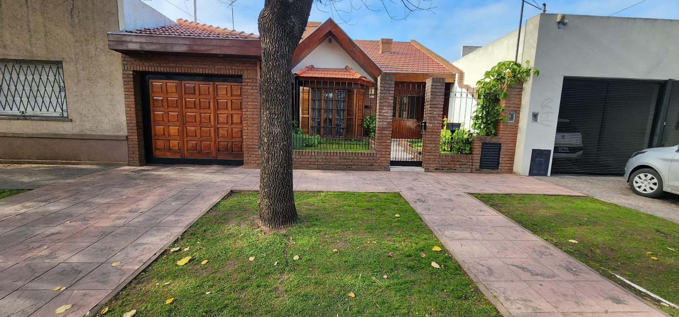 EXCELENTE CASA DE 4 AMBIENTES CON COCHERA PARA 3 AUTOS