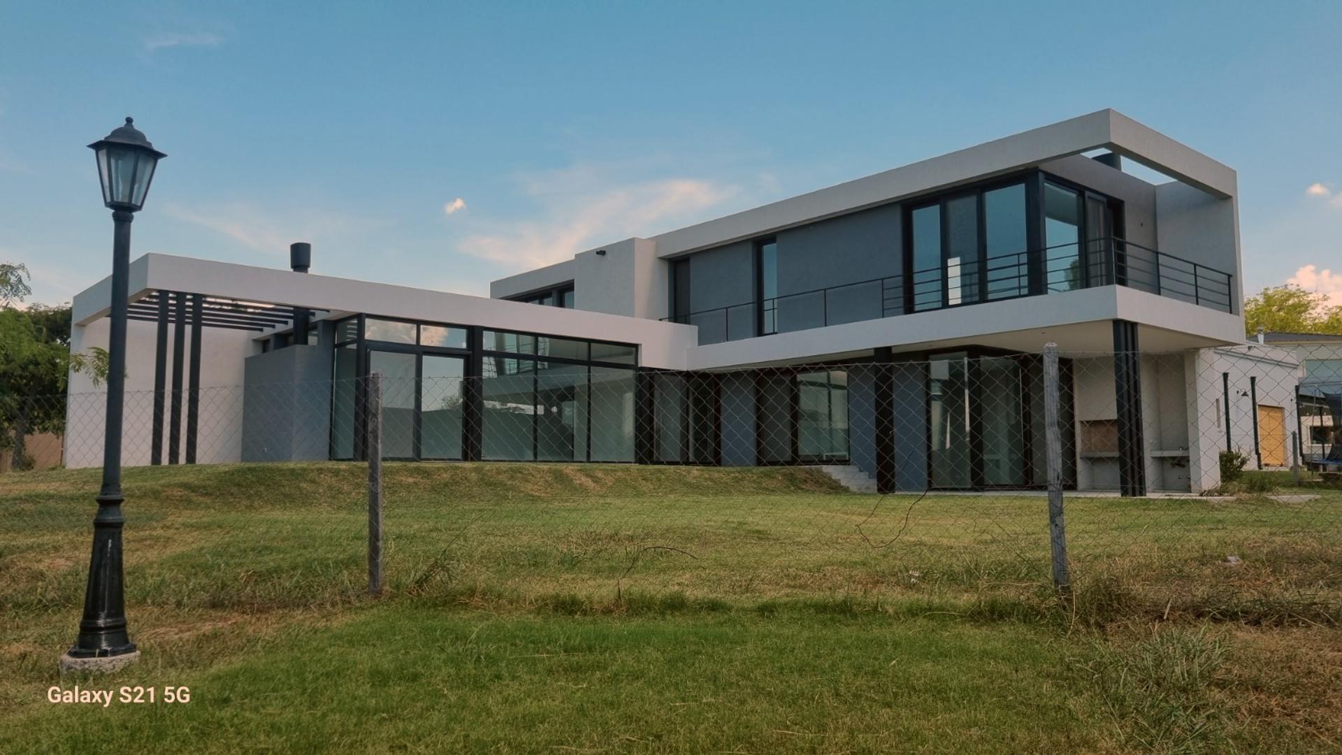 Casa en Venta con 2 cocheras