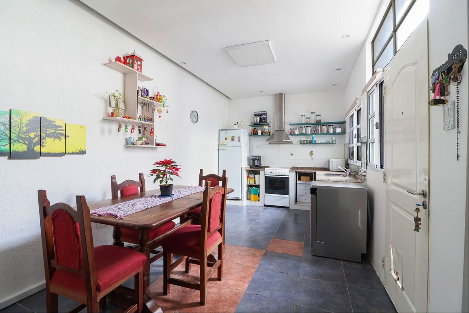 CASA 3 AMBIENTES CON COCHERA Y TERRAZA ZONA GERLI